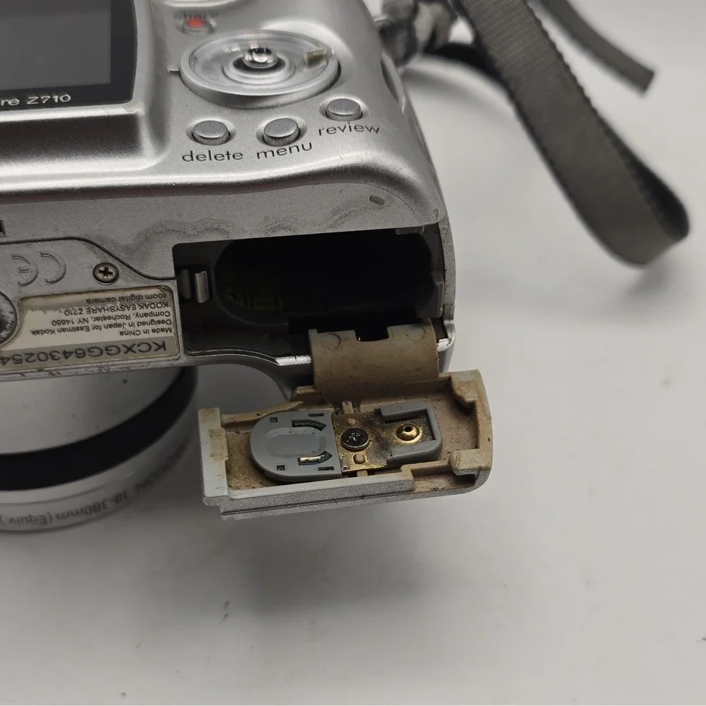 Kodak EasyShare Z710 7.1MP Point & Shoot 10x Optical Zoom Silver & Case NOT WRKG